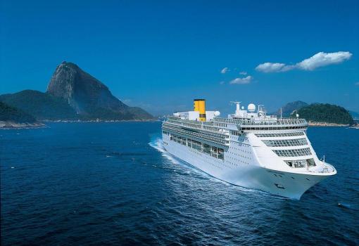 El recién remodelado Costa Victoria navegando en Brasil